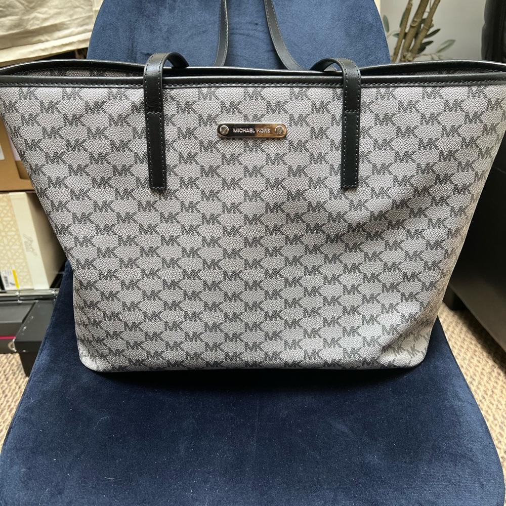 Michael Kors canvas signature tote in excellent condition!!!
